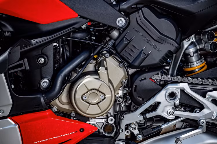 Điểm quan trọng nhất trên chiếc Streetfighter V4 và V4 S và khối động cơ V4 Desmosedici Stradale dung tích 1.103 cc. Khối động cơ này sản sinh công suất tối đa 208 mã lực, thấp hơn người anh em Panigale V4 2020 khoảng 8 mã lực, cùng mô men xoắn cực đại 123 Nm. Đối thủ của Streetfighter V4 trong phân khúc là Aprilia Tuono 1100 V4 chỉ đạt công suất tối đa 175 mã lực cùng mô men xoắn 121 Nm.