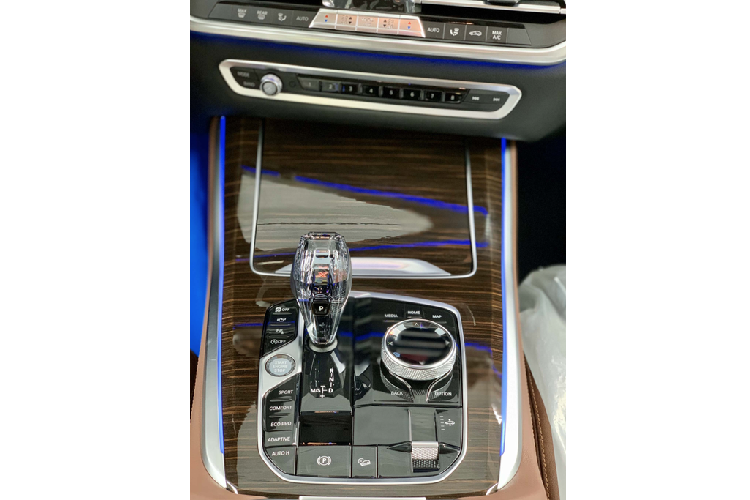 Xe vẫn sở hữu ngôn ngữ thiết kế đặc trưng của hãng xe sang xứ Baravia với "lỗ mũi" to mạ chrome đặc trưng, cặp đèn chiếu sáng dạng LED với dải đèn định vị cách điệu mượt mà, form dáng cơ bắp và nam tính...