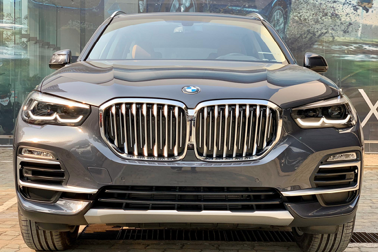 Nắm bắt tâm lý đó, THACO BMW đã bổ sung thêm trang bị cần số pha lê cho mẫu SUV hạng sang BMW X5 nhằm gia tăng sức cạnh tranh trước các đối thủ trong cùng phân khúc cũng như thu hút sự chú ý của khách hàng. Đây tuy chỉ là một option nhỏ nhưng lại mang giá trị về thẩm mỹ rất lớn. Ngoài ra, sau khi nâng cấp thêm trang bị "xịn xò" này, giá bán niêm yết của X5 vẫn sẽ được giữ nguyên ở mức 4,199 tỷ đồng.