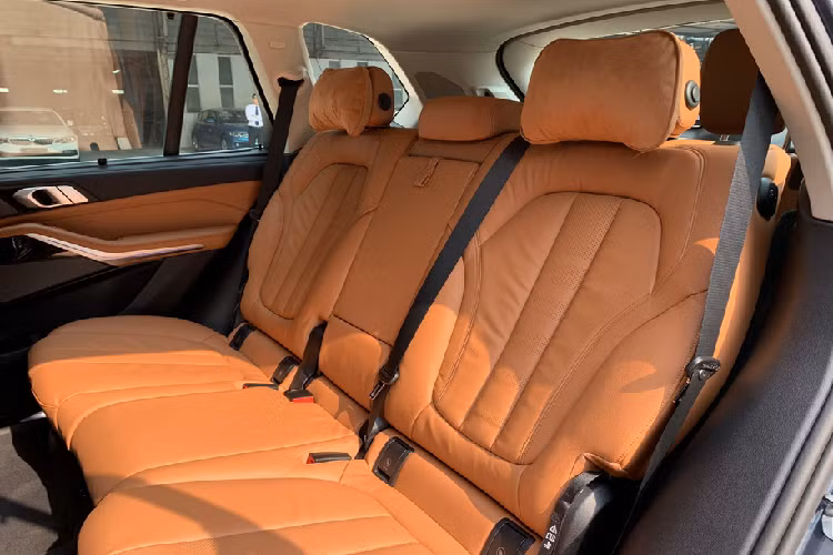 Phần đuôi xe có thiết kế đơn giản nhưng lại ẩn chứa sự tinh tế và mềm mại