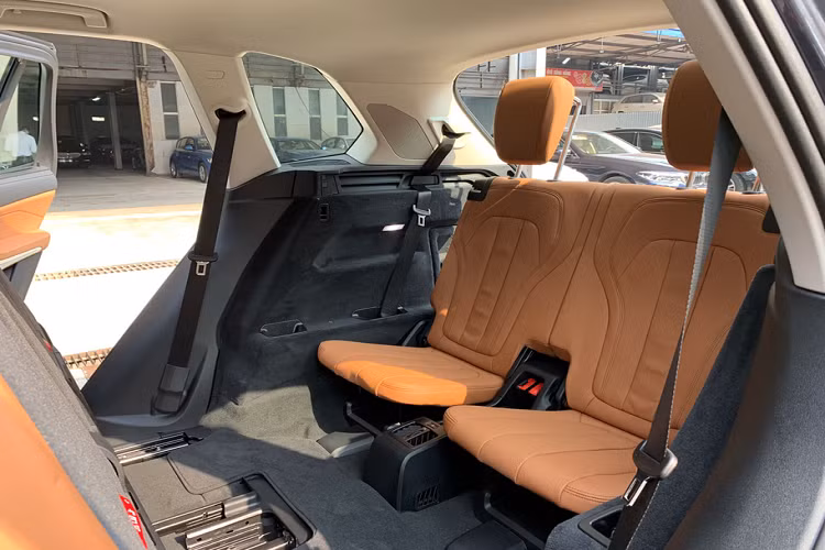 Khoang cabin của BMW X5 khi chưa được nâng cấp cần số pha lê mới