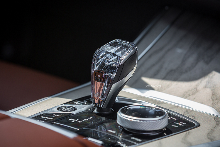 Tuy nhiên, ngay từ thời điểm đó, có rất nhiều quan điểm bày tỏ sự tiếc nuối về việc X5 thiếu vắng đi trang bị cần số pha lê tuyệt đẹp như "người đàn anh" X7 mặc dù sở hữu giá bán không hề "dễ chịu" chút nào.