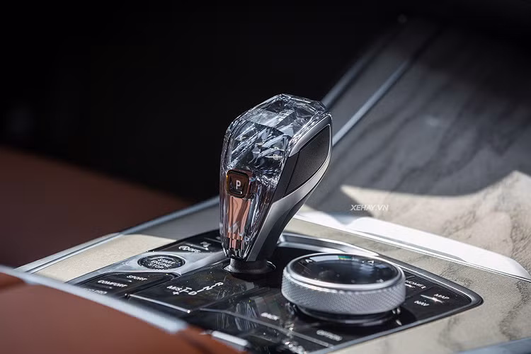 Tuy nhiên, ngay từ thời điểm đó, có rất nhiều quan điểm bày tỏ sự tiếc nuối về việc X5 thiếu vắng đi trang bị cần số pha lê tuyệt đẹp như "người đàn anh" X7 mặc dù sở hữu giá bán không hề "dễ chịu" chút nào.