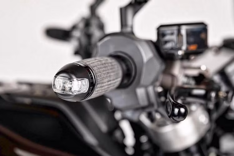 Liên quan đến sự kiện con người chính thức đặt chân lên mặt trăng, mẫu Honda CB1000R Stardust mới sẽ có chủ đề liên quan đến mặt trăng. Cũng vì vậy mà màu sắc chủ đạo của chiếc CB1000R Stardust sẽ là màu xám kết hợp với đen bóng cùng đường sọc màu vàng ở chắn bùn trước, bình xăng và đuôi xe.