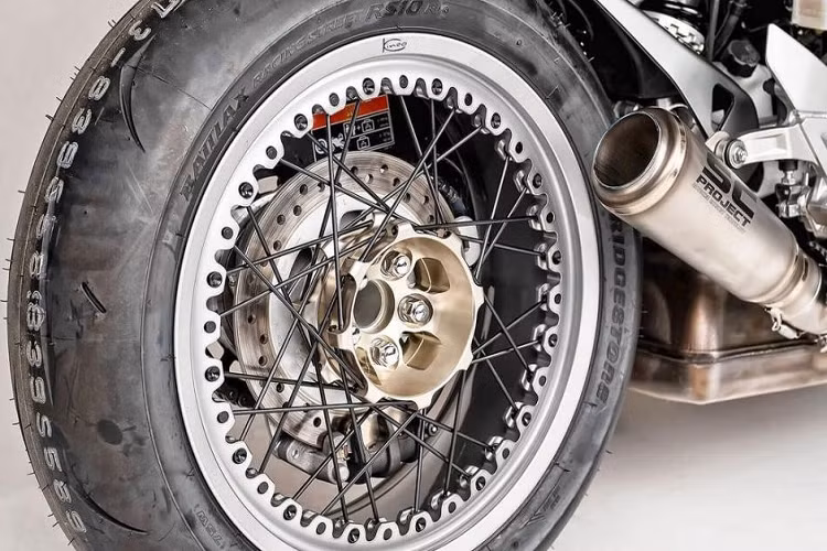 Ngoài ngoại hình đặc biệt cùng một số đồ chơi độ, mẫu naked-bike Honda CB1000R Stardust vẫn giữ nguyên các trang bị tiêu chuẩn như cặp phuộc trước hành trình ngược, giảm xóc lò xo trụ đơn phía sau, hệ thống phanh đĩa đôi ở trước và đĩa đơn phía sau. Càng sau của xe vẫn là loại gắp đơn mang đến cho xe vẻ ngoài thể thao.