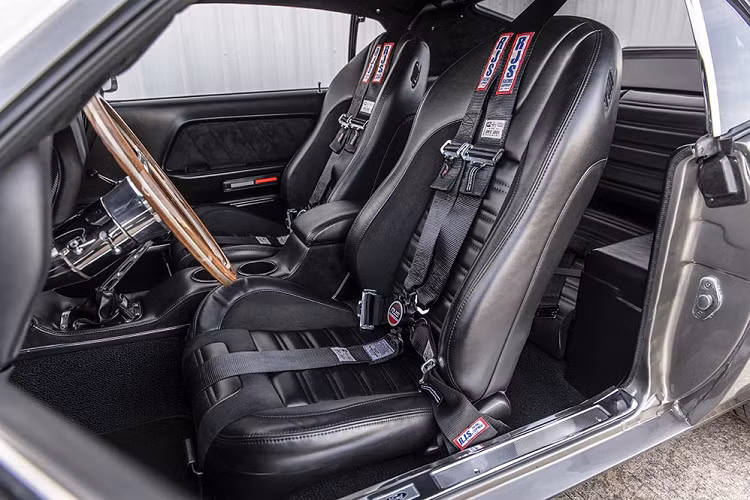 Bên trong, nội thất sẽ được trang bị điều hòa, radio JVC, ghế ngồi bọc da, cùng đai an toàn đa điểm.