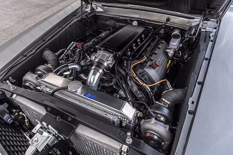 Ngoài ra, chiếc Mustang Mach 1 đặc biệt này cũng sở hữu hệ thống treo nâng cấp đến từ Total, thanh chống xoắn phía sau và phía trước, vô-lăng ba chấu bằng gỗ hoài cổ cũng như nhiều chi tiết nâng cấp khác bên trong khoang lái.