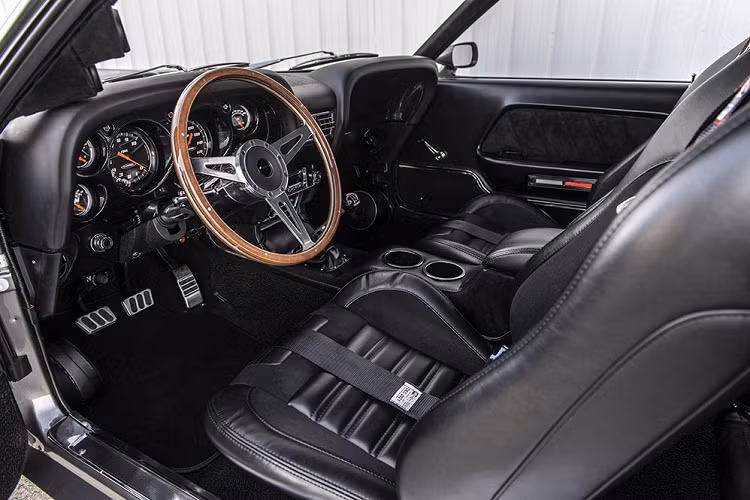 Ngoại thất của xe được nâng cấp với phần đầu xe sử dụng cản đặc trưng của Mach 1, đuôi xe với cánh gió thấp. Xe sử dụng hai tông màu xám – đen với tên gọi Hitman Grey – Beagle Black.