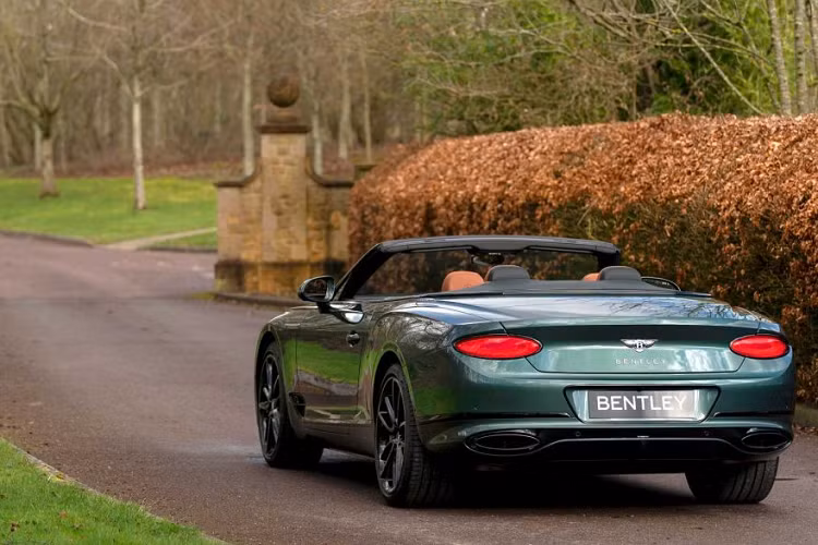 Bên trong nội thất được phối xuyên suốt theo chủ đề xoay quanh bộ môn Polo và Dressage. Trên phần táp lô và tựa ghế được đặt logo con ngựa và người cưỡi ngựa trong bộ môn Polo. Khoang nội thất của xe được bọc da màu nâu chủ đạo.