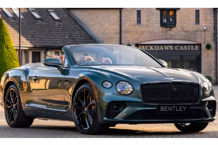 Chiếc xe siêu sang mui trần Bentley Continental GT Convertible Equestrian này được trang bị gói tùy chọn Blackline với các bộ phận được sơn màu đen ăn nhập với vẻ ngoài của xe như lưới tản nhiệt, phần lớn thân xe và các ống xả. Ngoài ra, xe còn được trang bị bộ mâm 5 chấu kép đặc trưng của dòng Bentley Continental thế hệ mới có kích thước lên tới 22 inch.