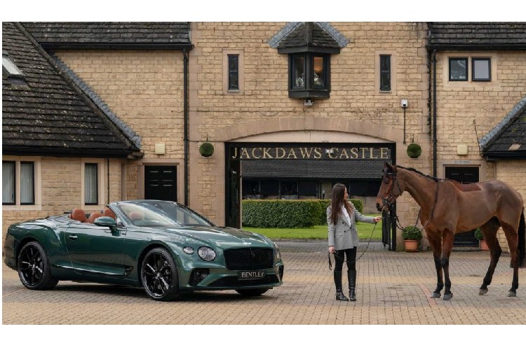 Phiên bản Bentley Continental GT Convertible Equestrian sở hữu màu ngoại thất độc đáo được Bentley đặt tên là “Spruce”. Màu sắc này có nét giống với màu xanh British Racing Green thường thấy trên những mẫu xe đua mang tính biểu tượng của Anh Quốc trong nhiều năm về trước.