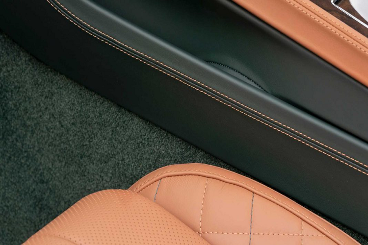 Trên nền màu da bò chủ đạo, Mulliner đã đem tới những điểm nhấn màu xanh Cumbrian Green trên khu vực như trên cùng của bảng điều khiển, tay vịn trung tâm và vô lăng.