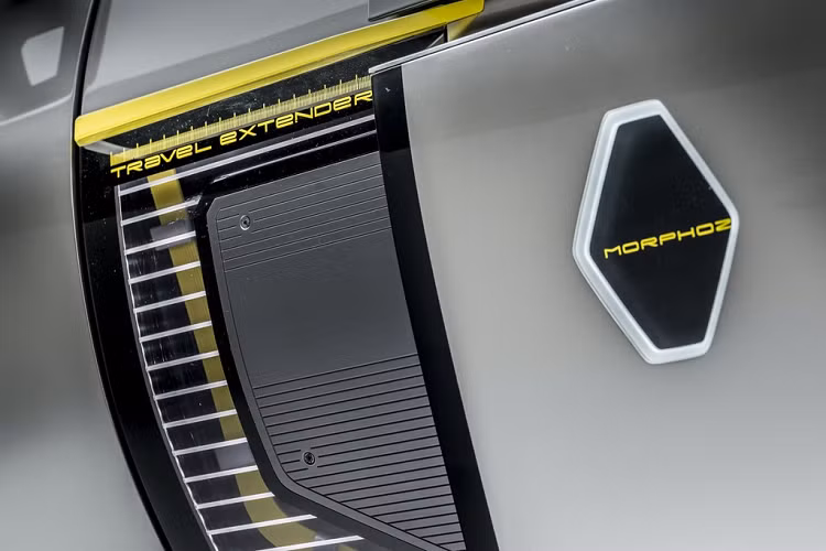 Có tin concept này là bản xem trước của ngôn ngữ thiết kế C-Shape sử dụng cho xe điện Renault tương lai. Đáng chú ý là nhãn hiệu xe phát sáng, lưới tản nhiệt khác biệt, hốc lấy gió trên cản trước. Phần đầu xe còn có thêm hai khe gió khác để làm mát hệ thống máy tính trung tâm đặt gần động cơ chính. 