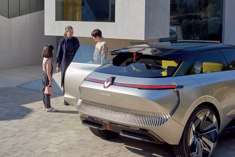 Điểm cộng lớn nhất của Renault Morphoz chạy điện chính là khả năng thích ứng công nghệ và vật lý giữa hai chế độ (biến hình) tùy theo nhu cầu người lái. Renault Morphoz có thể chuyển đổi giữa các chế độ City ngắn hơn và Travel dài hơn. Ở chế độ City, Morphoz dài 4,4 m với trục cơ sở 2,73 m, pin 40 kWh cho khả năng di chuyển tới 400 km trong nội thành hoặc vùng ngoại ô.