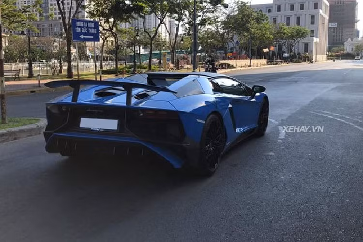 Để tăng thêm tính "kích thích", Lamborghini còn trang bị cho dòng xe này cửa kính chỉnh điện, cho phép âm thanh động cơ "tràn" vào cabin. Hệ thống ống xả kép được chế tạo từ sợi carbon giúp xe tối ưu độ cứng cùng trọng lượng nhẹ. Theo nhiều thông tin, giá của siêu xe này khi về Việt Nam lên tới 39 tỷ đồng.