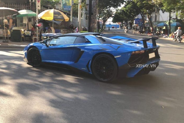 Chiếc Lamborghini Aventador SV Roadster trong bài có nước sơn ngoại thất màu xanh với tên gọi Blue Lemans đầy quyến rũ và độc đáo. So với bản mui cứng kín thì bản Roadster không có khác biệt về thiết kế tổng thể. Xe có trục cơ sở 2.700 mm; kích thước dài, rộng, cao lần lượt là 4.835 x 2.030 x 1.136 mm.