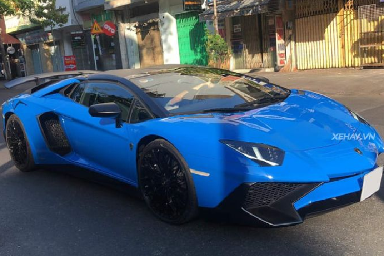 Thực chất, trên thế giới, để bắt gặp một chiếc siêu xe Lamborghini Aventador SV Roadster chạy trên đường phố là điều rất khó bởi mẫu xe này chỉ được nhà sản xuất tạo ra với số lượng giới hạn 500 chiếc trên toàn cầu. Tuy nhiên, Việt Nam, một đất nước vốn nhỏ bé nhưng lại sở hữu tới 2 chiếc Aventador SV Roadster. Đây là một điều vô cùng đặc biệt mà không ít quốc gia phải ganh tị.