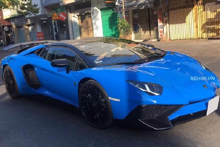 Thực chất, trên thế giới, để bắt gặp một chiếc siêu xe Lamborghini Aventador SV Roadster chạy trên đường phố là điều rất khó bởi mẫu xe này chỉ được nhà sản xuất tạo ra với số lượng giới hạn 500 chiếc trên toàn cầu. Tuy nhiên, Việt Nam, một đất nước vốn nhỏ bé nhưng lại sở hữu tới 2 chiếc Aventador SV Roadster. Đây là một điều vô cùng đặc biệt mà không ít quốc gia phải ganh tị.