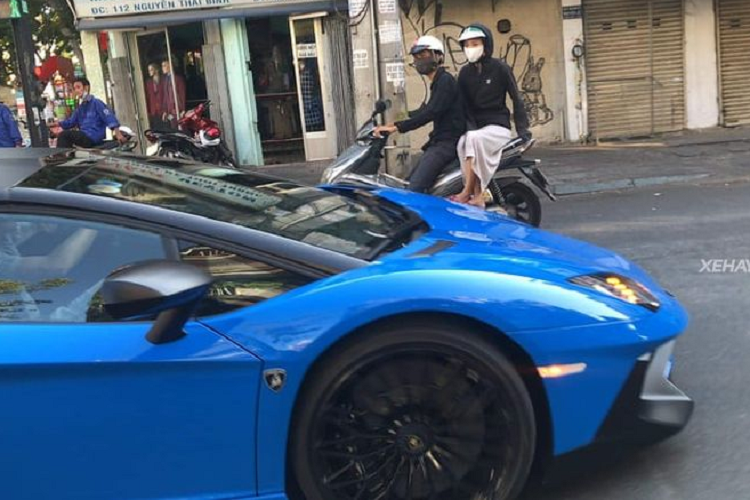 Siêu bò Aventador SV Roadster được trang bị bộ vành kích thước 20 inch phía trước và 21 inch phía sau, thiết kế đa chấu được sơn đen bắt mắt, bọc trong bộ lốp xe cỡ lớn kích thước 255/30 phía trước và 355/25 phía sau.