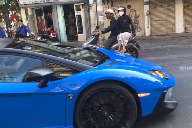 Siêu bò Aventador SV Roadster được trang bị bộ vành kích thước 20 inch phía trước và 21 inch phía sau, thiết kế đa chấu được sơn đen bắt mắt, bọc trong bộ lốp xe cỡ lớn kích thước 255/30 phía trước và 355/25 phía sau.