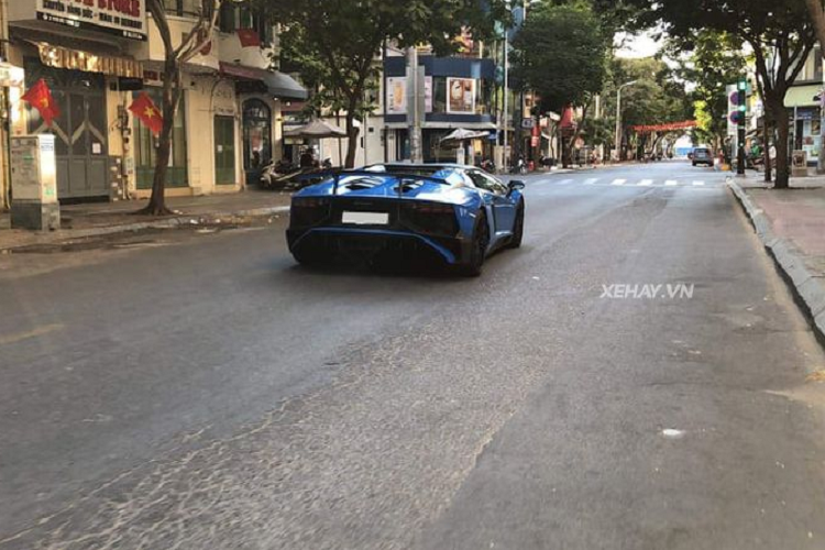 Trọng lượng của Lamborghini Aventador SV Roadster là khoảng 1.574 kg, tức nặng hơn mẫu coupe 50 kg. Một tính năng đặc biệt khác của siêu xe Lamborghini Aventador SV Roadster chính là mui cứng hai mảnh được chế tạo từ sợi carbon bền, rắn chắc mà lại nhẹ.