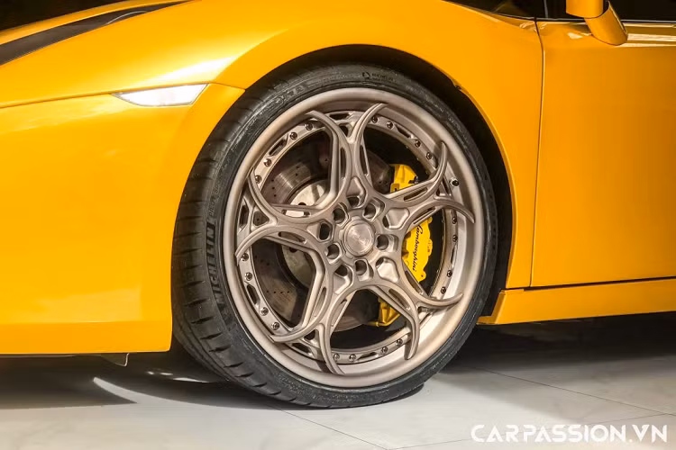 Thương hiệu đem tới rất nhiều những dòng mâm độ khác nhau nhằm đáp ứng phù hợp nhu cầu của những người chơi xe. Bộ mâm trên chiếc Lamborghini Gallardo này thuộc dòng mâm được cấu tạo từ 3 mảnh V.I.P Edition, trong nhánh AP3LX.