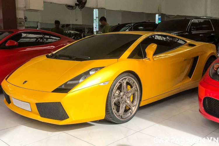 Bộ mâm này có kích thước 20 inch, đem lại cho chiếc xe một vẻ đẹp có phần mới lạ, đột phá so với ngoại hình với những đường nét giản đơn trước đây của Lamborghini Gallardo nguyên bản. Được biết, bộ mâm “hàng thửa” với thiết kế độc đáo này có giá lên tới gần 400 triệu đồng.