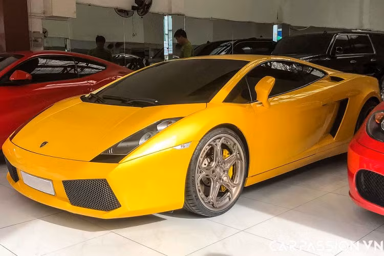 Bộ mâm này có kích thước 20 inch, đem lại cho chiếc xe một vẻ đẹp có phần mới lạ, đột phá so với ngoại hình với những đường nét giản đơn trước đây của Lamborghini Gallardo nguyên bản. Được biết, bộ mâm “hàng thửa” với thiết kế độc đáo này có giá lên tới gần 400 triệu đồng.