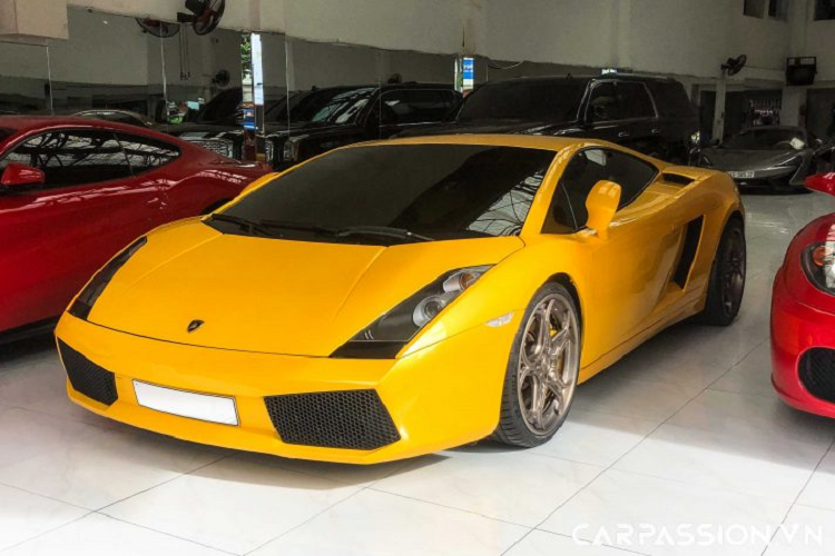 Cho dù đã được ra mắt cách đây gần hai thập kỷ cùng với thiết kế xuyên suốt 10 năm phát triển của mình, những chiếc siêu xe Lamborghini Gallardo vẫn luôn mang một vẻ đẹp rất “riêng”. Đó có lẽ chính là cái nét đẹp của sự giản đơn, những đường nét mềm mại đầy sức quyến rũ trên mẫu xe đầu thế kỉ 21 này. Ở một góc độ khác, Gallardo “đẹp” bởi nó là một trong những hình tượng gắn liền từ những ngày đầu mà phong trào chơi siêu xe tại Việt Nam phát triển.