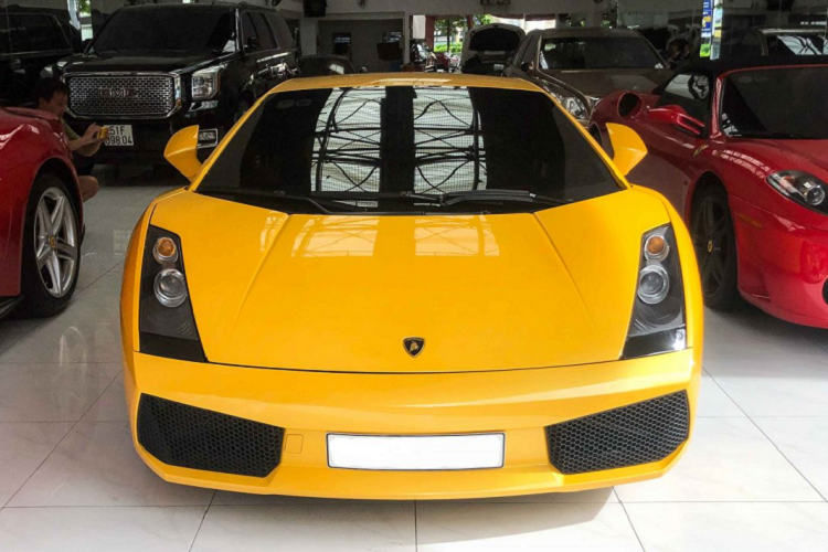 Trước đó, chiếc Lamborghini Gallardo tại Sài Gòn này đã được nâng cấp hệ thống xả “hàng hiệu” Millionaire Racing Exhaust với toàn bộ hệ thống ống xả được chế tạo từ vật liệu titanium có khả năng đổi màu khi gặp nhiệt độ cao. Hệ thống xả này còn đem lại âm thanh động cơ tuyệt vời hơn rất nhiều so với hệ thống xả nguyên bản. Thêm vào đó, hệ thống xả này đã được chính chủ sở hữu đặt riêng cho xe.