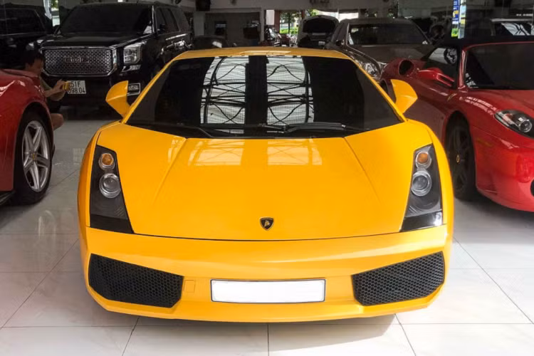 Trước đó, chiếc Lamborghini Gallardo tại Sài Gòn này đã được nâng cấp hệ thống xả “hàng hiệu” Millionaire Racing Exhaust với toàn bộ hệ thống ống xả được chế tạo từ vật liệu titanium có khả năng đổi màu khi gặp nhiệt độ cao. Hệ thống xả này còn đem lại âm thanh động cơ tuyệt vời hơn rất nhiều so với hệ thống xả nguyên bản. Thêm vào đó, hệ thống xả này đã được chính chủ sở hữu đặt riêng cho xe.