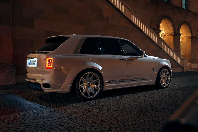 Cảm thấy chưa đủ, hãng độ Đức trang bị thêm cánh lướt gió ở cửa cốp sau, bổ sung cho cánh gió tiêu chuẩn trên nóc. Liếc mắt xuống dưới một chút, bộ ống xả nguyên bản vẫn được giữ nguyên kết hợp với bộ khuếch tán do Spofec cung cấp. Hệ thống ống xả được tinh chỉnh lại để mang đến âm thanh vang và uy lực hơn, phù hợp với khối động cơ V12 được nâng cấp.