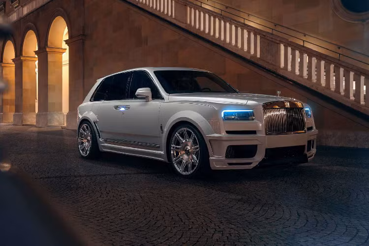 Bản độ Cullinan từ Novitec đã được kiểm chứng ở tốc độ 220km/h trên đường Cao tốc Liên bang. Và nhờ vào hơn 100kg vật liệu cách âm tiêu chuẩn trên xe, âm thanh mới của ống xả không mấy ảnh hưởng đến người ngồi bên trong.