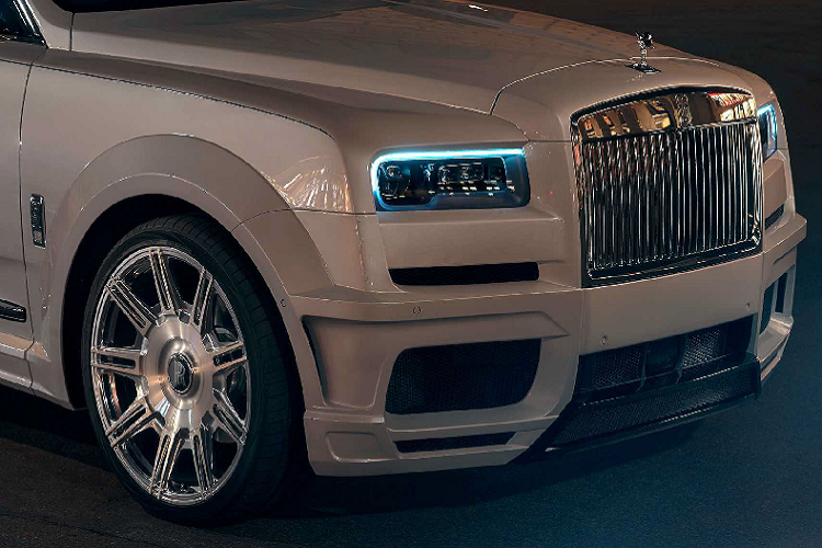 Động cơ V12 6.75L tăng áp kép trên Cullinan được nâng cấp để sinh công suất 675 mã lực (hơn 75 mã lực) và momen xoắn cực đại 1010 Nm (hơn 110 Nm), mạnh hơn cả phiên bản Cullinan Black Badge. Nhờ đó chiếc xe sang Anh Quốc có thể tăng tốc từ 0-100km/h trong 4,9 giây.