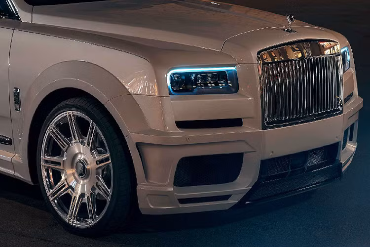 Động cơ V12 6.75L tăng áp kép trên Cullinan được nâng cấp để sinh công suất 675 mã lực (hơn 75 mã lực) và momen xoắn cực đại 1010 Nm (hơn 110 Nm), mạnh hơn cả phiên bản Cullinan Black Badge. Nhờ đó chiếc xe sang Anh Quốc có thể tăng tốc từ 0-100km/h trong 4,9 giây.