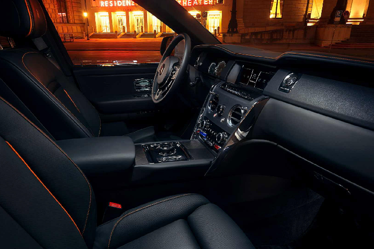 Bộ bodykit cũng khiến gầm xe hạ sát xuống đất hơn. Điều này không quá nghiêm trọng vì cũng chẳng ai muốn mang chiếc này đi offroad cả. Mặc dù bản thân Cullinan đã được trang bị hệ thống treo khí nén để điều chỉnh chiều cao xe, chúng ta vẫn phải công nhận chiếc SUV trông táo bạo hơn khi nằm sát đất.