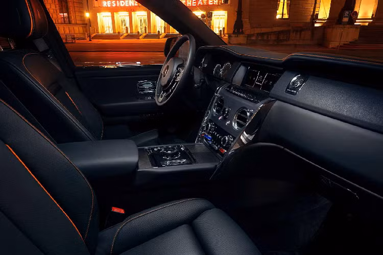 Bộ bodykit cũng khiến gầm xe hạ sát xuống đất hơn. Điều này không quá nghiêm trọng vì cũng chẳng ai muốn mang chiếc này đi offroad cả. Mặc dù bản thân Cullinan đã được trang bị hệ thống treo khí nén để điều chỉnh chiều cao xe, chúng ta vẫn phải công nhận chiếc SUV trông táo bạo hơn khi nằm sát đất.