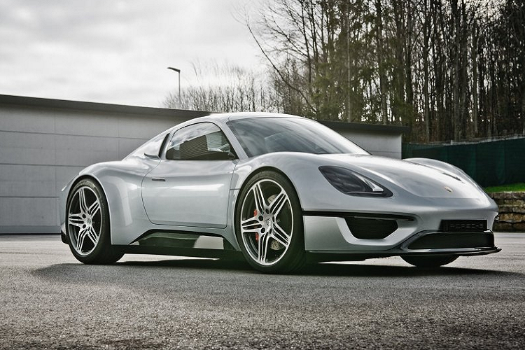 Hệ thống đèn pha 4 bóng tròn cũng là một chi tiết hình ảnh gợi nhớ đến 550 Coupe, trong khi đèn hậu lại được tái thiết kế để phù hợp chủ đề hiện tại của Porsche với một dả đèn LED chạy hết chiều rộng.