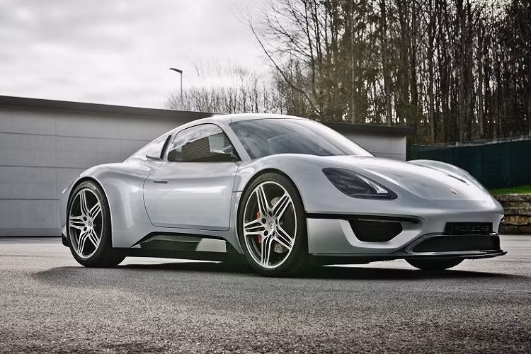 Hệ thống đèn pha 4 bóng tròn cũng là một chi tiết hình ảnh gợi nhớ đến 550 Coupe, trong khi đèn hậu lại được tái thiết kế để phù hợp chủ đề hiện tại của Porsche với một dả đèn LED chạy hết chiều rộng.