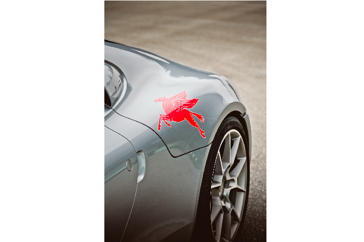 Chi tiết đầu ống pô đơn lẻ đặt giữa của xe đua thập niên 1950 cũng đã nhường chỗ cho thiết lập ống pô kép giống như ở 718 Cayman GT4.