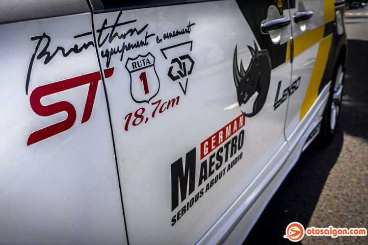 Đầu tiên, mẫu bản độ Kia Sedona này đã được thay đổi ngoại hình bằng một “lớp áo” tự thiết kế. Theo như chia sẻ thì anh lấy ý tưởng này từ bộ tem của mẫu xe 2 bánh Honda Vario bản Malaysia. Sau đó, cùng những người bạn hoàn thành trong vòng 2 ngày.