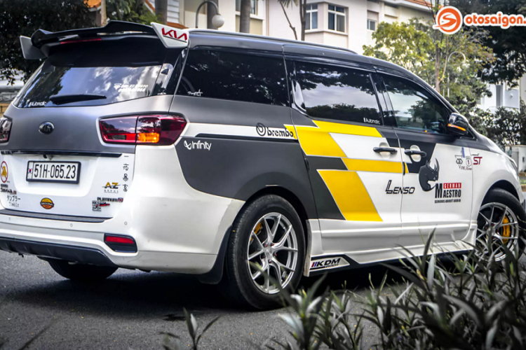 Về không gian nội thất, anh chủ xe đã thay đổi trần đen cùng với bộ cảm biến Led theo nhạc.