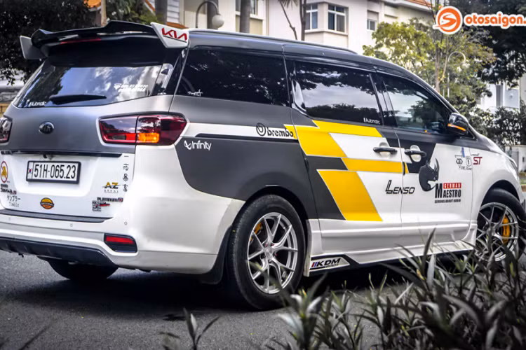 Về không gian nội thất, anh chủ xe đã thay đổi trần đen cùng với bộ cảm biến Led theo nhạc.