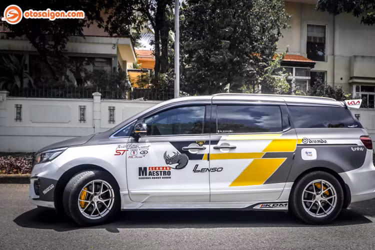 Về đầu xe nổi bật với nắp capo màu đen và mặt ca lăng đã được sơn đen. Hệ thống đèn cũng được nâng cấp tập trung vào các bóng bi LED gầm.