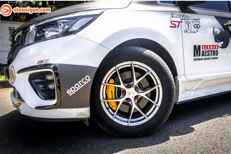 Chủ nhân chiếc xe Kia Sedona độ cá tính trong bài viết này có chia sẻ thêm sắp tới anh sẽ nâng cấp vô lăng carbon, hoàn thành bộ bodykit của hãng Rowen và tăng thêm mã lực cho mẫu xe này.