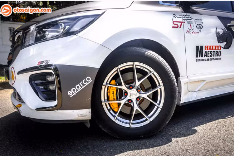 Chủ nhân chiếc xe Kia Sedona độ cá tính trong bài viết này có chia sẻ thêm sắp tới anh sẽ nâng cấp vô lăng carbon, hoàn thành bộ bodykit của hãng Rowen và tăng thêm mã lực cho mẫu xe này.