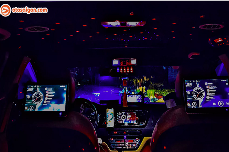 Hệ thống loa trước sau Germany Maestro kết hợp bộ sub Helix đang hot. Bên cạnh đó, còn có màn hình trung tâm Ownice C960 và 2 màn hình nhỏ cho hàng ghế sau.