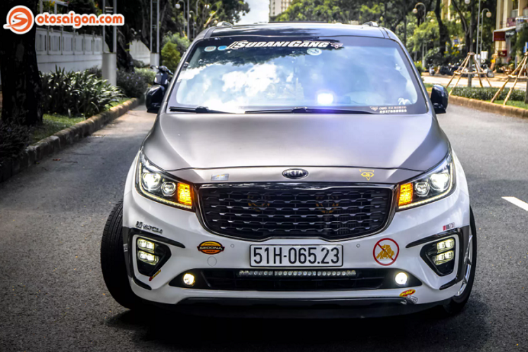 Ngoài bộ tem nổi thì còn có các logo thương hiệu như: German Maestro, Lenso và một số tự thiết kế. Với anh, việc bố trí các logo xung quanh xe như một cách tôn trọng thương hiệu, đồng thời tôn thêm sự mạnh mẽ, thể thao hơn cho chiếc Sedona này.