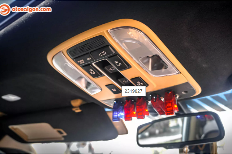 Đuôi xe thể thao hơn với cánh lướt gió kiểu Nhật chất liệu composite cùng logo Kia mới.