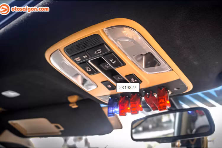 Đuôi xe thể thao hơn với cánh lướt gió kiểu Nhật chất liệu composite cùng logo Kia mới.